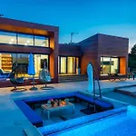 Modern Luxurious With Spa-adria * 티스노